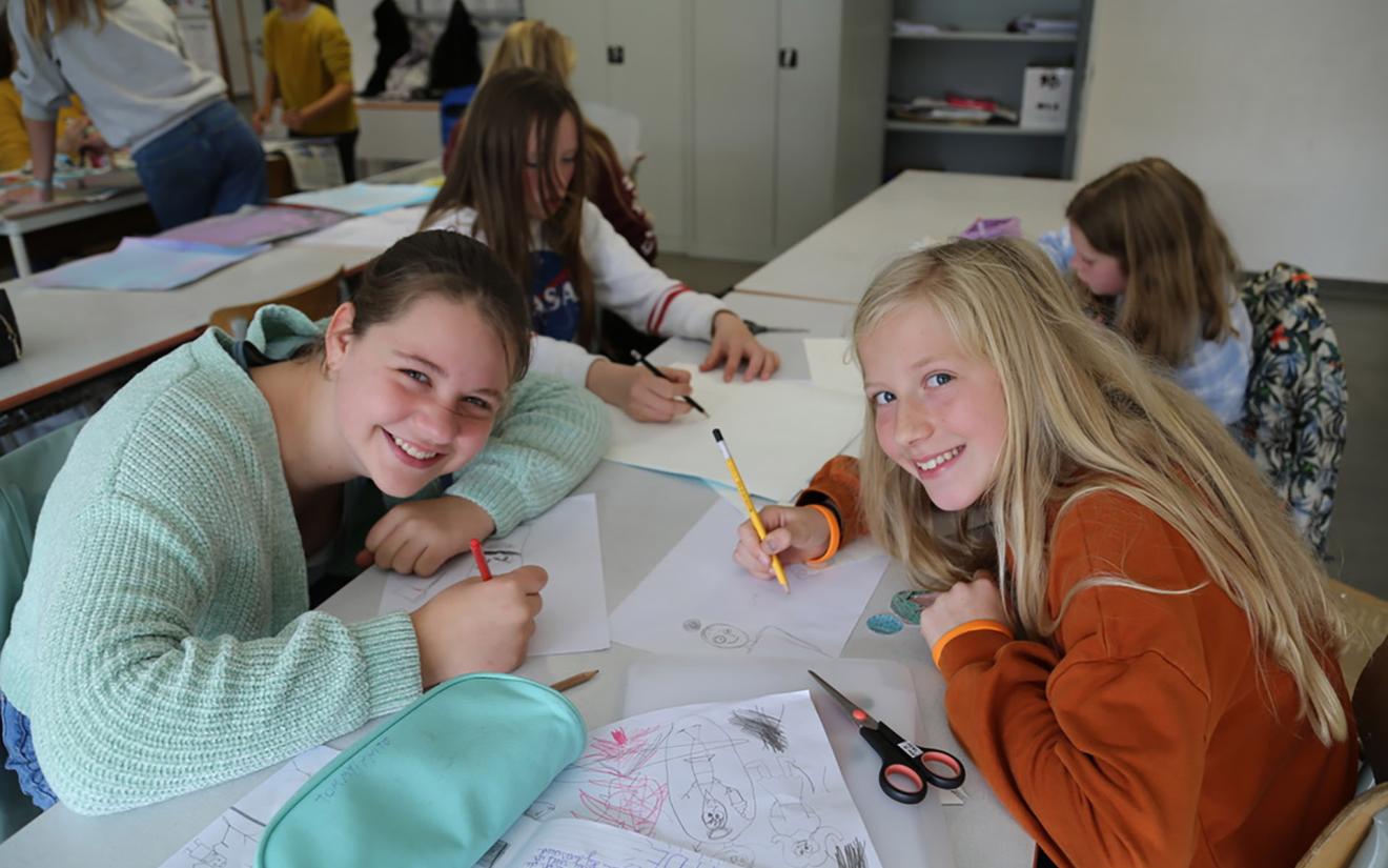 Leerlingen tekenen in talentenmodule beeld en kunst