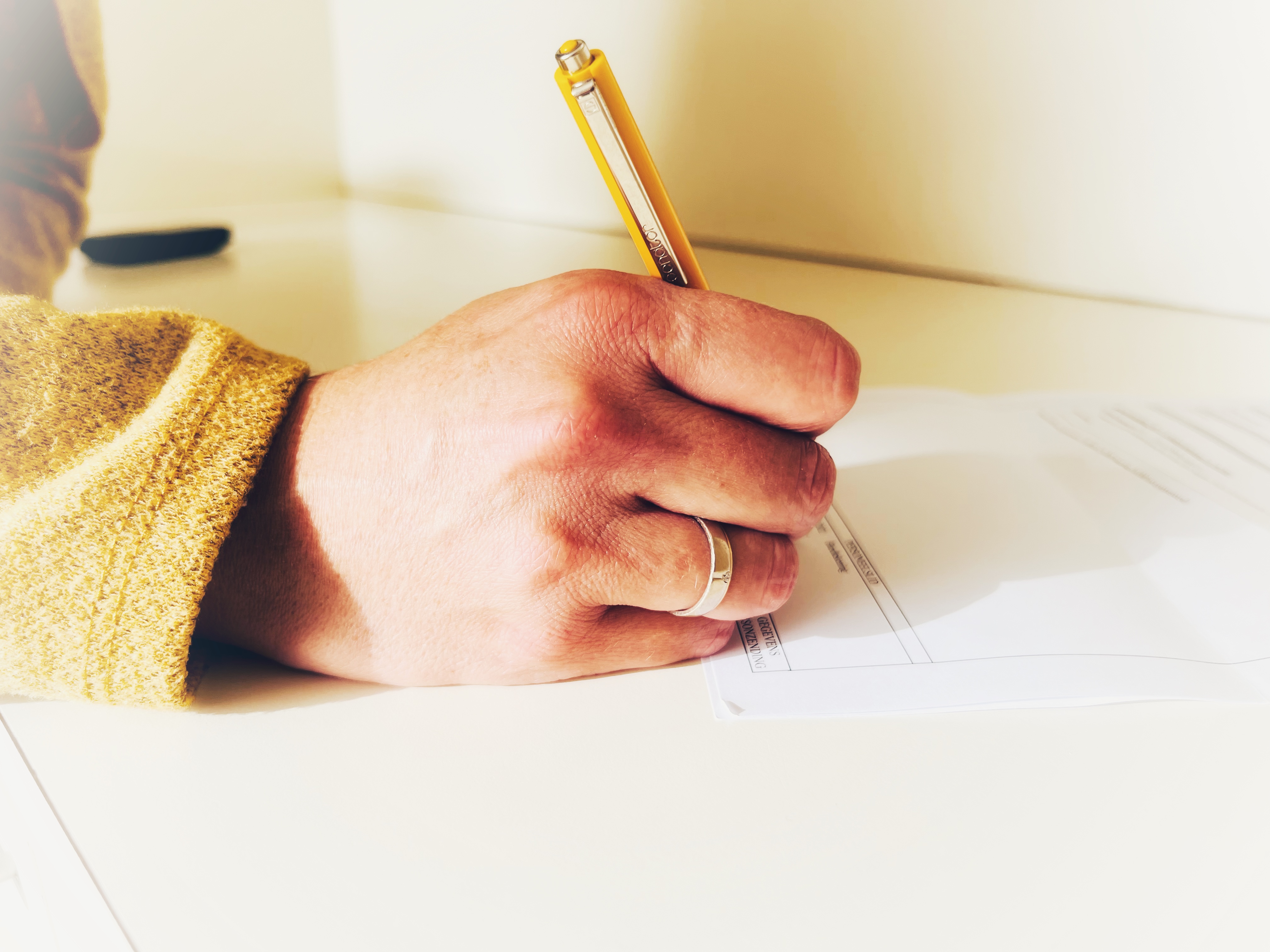 hand vult document in